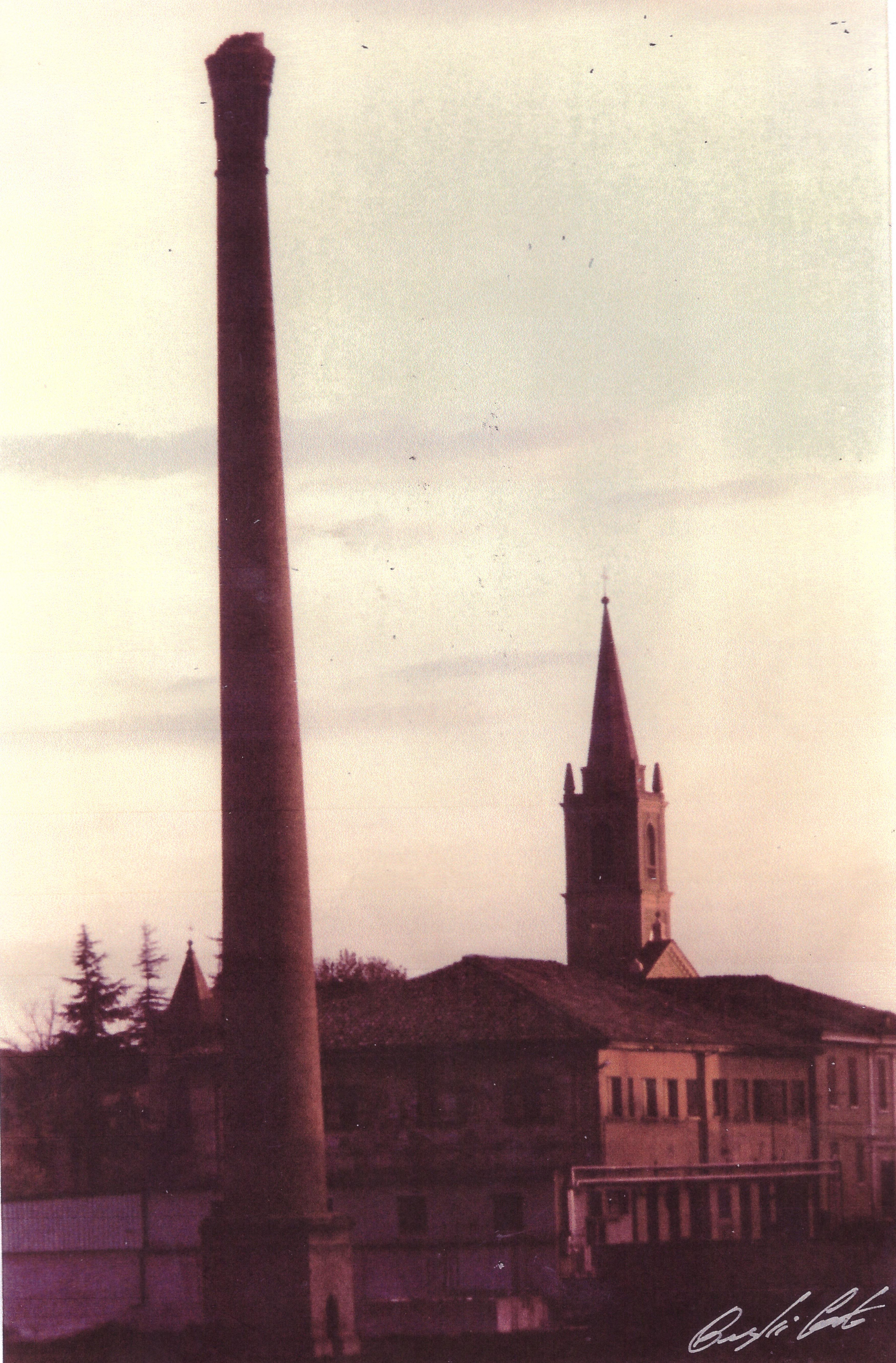 Ciminiera della vecchia fornace Bonacini. Fine Novecento. Ciminiera della vecchia fornace Bonacini. Fine Novecento.
