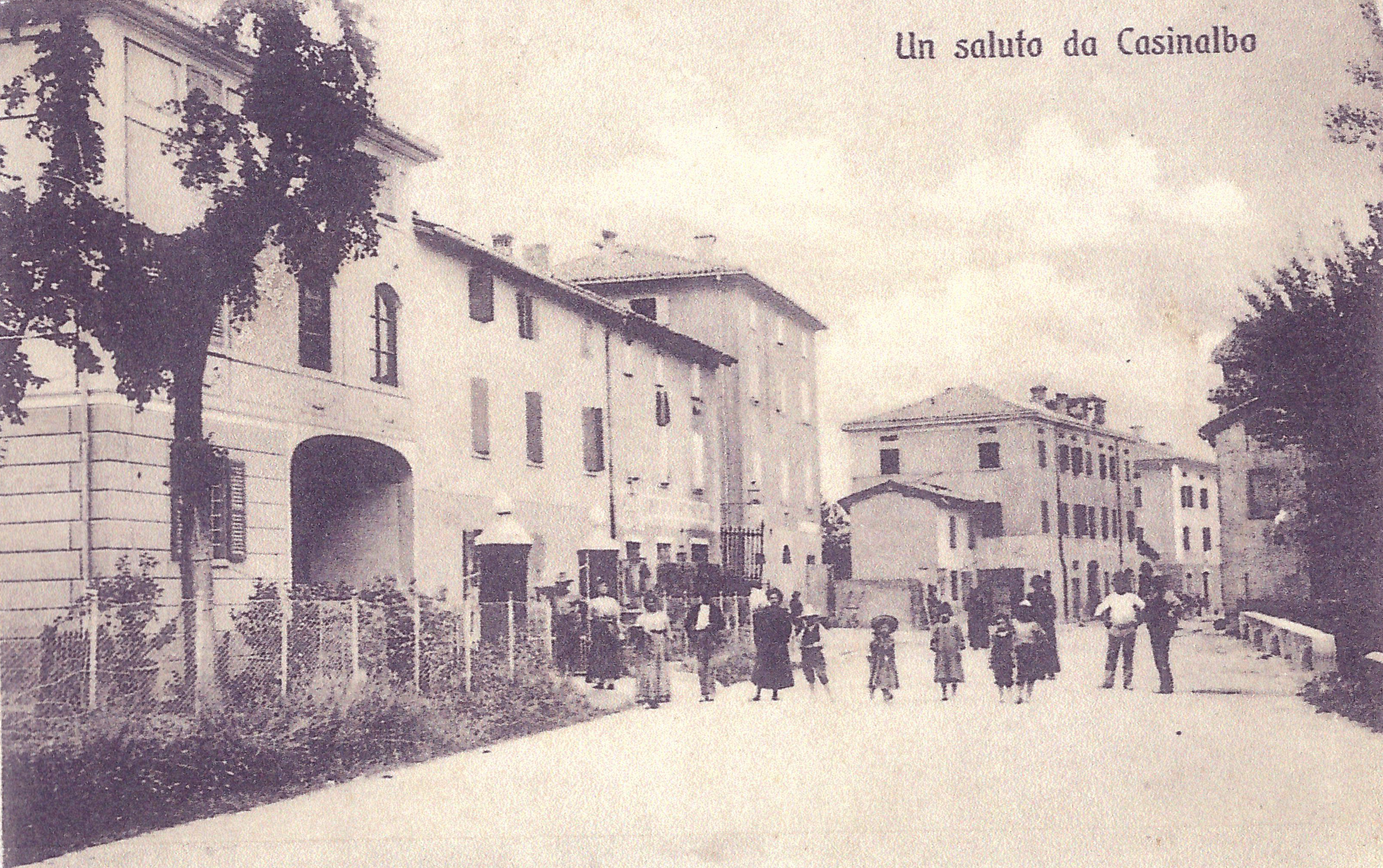 1908. Botteghe e negozi al livello della strada. Nel sottotetto alloggiavano famiglie operaie.